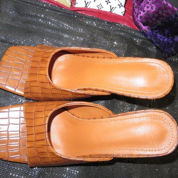 Crocodile Embossed High Gloss Leather Mule Sandals Heart Sculptural Heels sz 11 - Picture 5 of 16